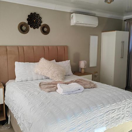 Back Of The Moon Guesthouse Kuruman Bagian luar foto