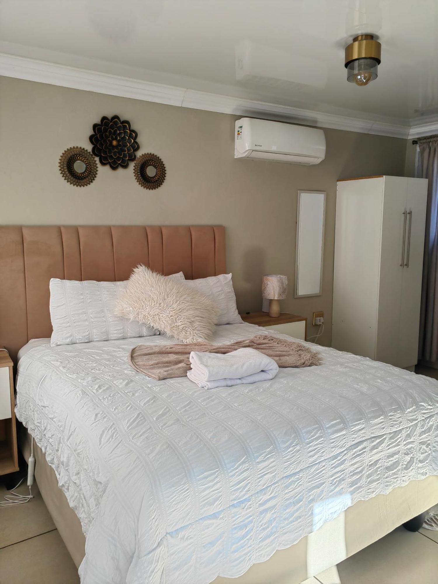 Back Of The Moon Guesthouse Kuruman Bagian luar foto