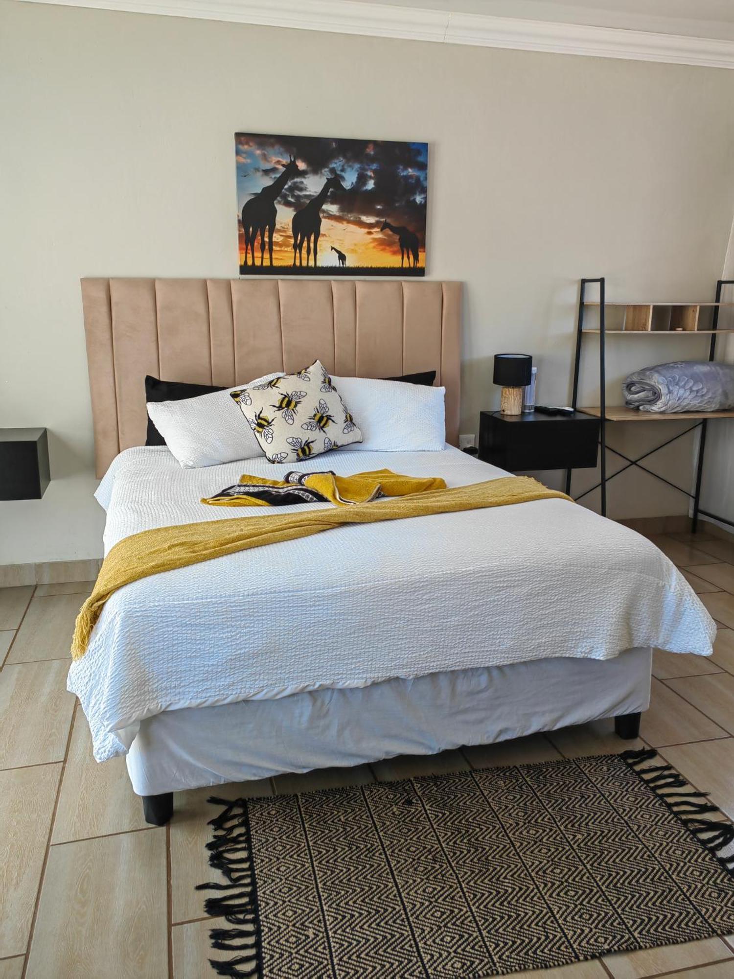 Back Of The Moon Guesthouse Kuruman Bagian luar foto